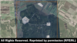 Агульны выгляд месца будаўніцтва. Здымак Planet Labs 25 верасьня 2025 года. Аб’ект мае чатыры асобныя часткі — асноўную і тры амаль роўныя па плошчы паміж сабою побач. Усе яны злучаюцца новапабудаванымі дарогамі.