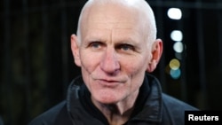 Правозащитник Алесь Беляцкий в посольстве США в Вильнюсе вскоре после освобождения из белорусской тюрьмы 13 декабря