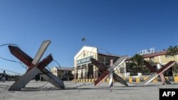 د کوټې اورګاډي په سټیشن کې د چاودنې وروسته، د پولیسو سرتیري ګزمې ته ولاړ دي ـ د ۱۰م نومبر انځور.