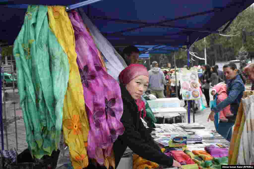 Буйство красок легких как пух восточных шарфиков. 