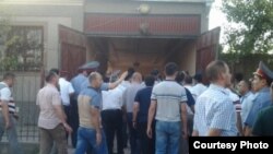 Обвиняемые в убийстве в ходе следственных действий в доме семьи Бобоевых.