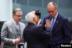 Прем'єр Бельгії Барт де Вевер, президент Євроради Антоніу Кошта та канцлер Німеччини Фрідріх Мерц під час саміту лідерів ЄС в Брюсселі, Бельгія, 23 жовтня 2025 року