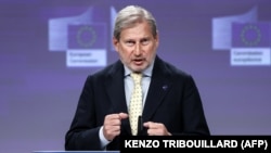 Johannes Hahn költségvetési és adminisztrációs biztos az EU brüsszeli központjában 2022. szeptember 18-án