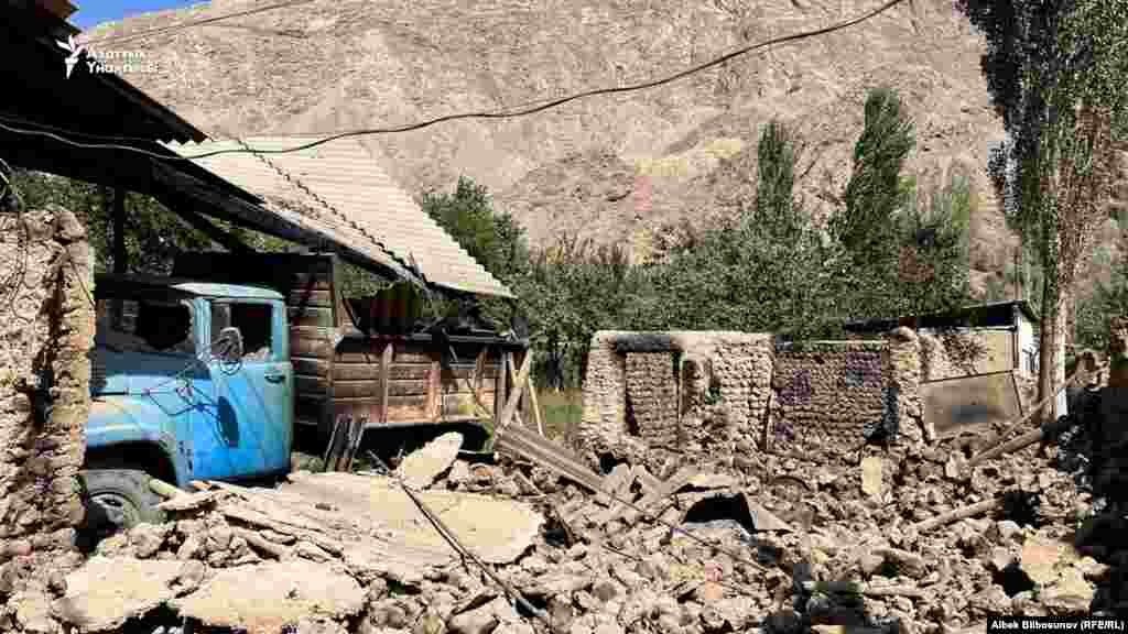 Ак-Сай айылындагы өрттөнүп, короосунун дубалы кулаган үй.