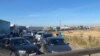 Ресейдің Орынбор өңірінен Қазақстанға өту үшін шекарада кезекте тұрған адамдар мен көліктер. Ақтөбе облысы,  22 қыркүйек 2022 жыл.