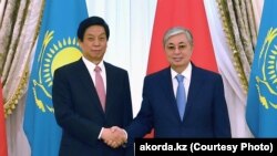 Президент Казахстана Касым-Жомарт Токаев (справа) и председатель постоянного комитета Всекитайского собрания народных представителей Ли Чжаньшу.
