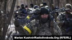 Militari ucraineni în timpul unei operațiuni de eliberarea a unei așezări din regiunea Kiev un de erau stașionate trupe rusești liberate the settlement in Kyiv region, 10 martie 2022.