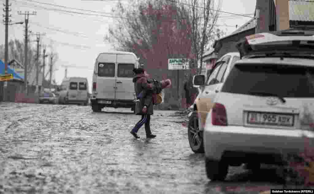 Үйүндө караганга эч ким жок болуп, дүкөнгө чүрпөсүн көтөрө чыккан жаш келин.&nbsp;