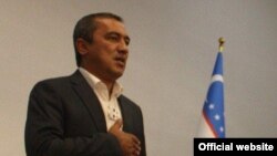 Андижон вилояти Хўжаобод туман ҳокими Отабек Расулов туман депутатлари томонидан жиддий қонунбузарликларда айбланган эди.