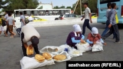 Aşgabat. Köçedäki çörek söwdasy.