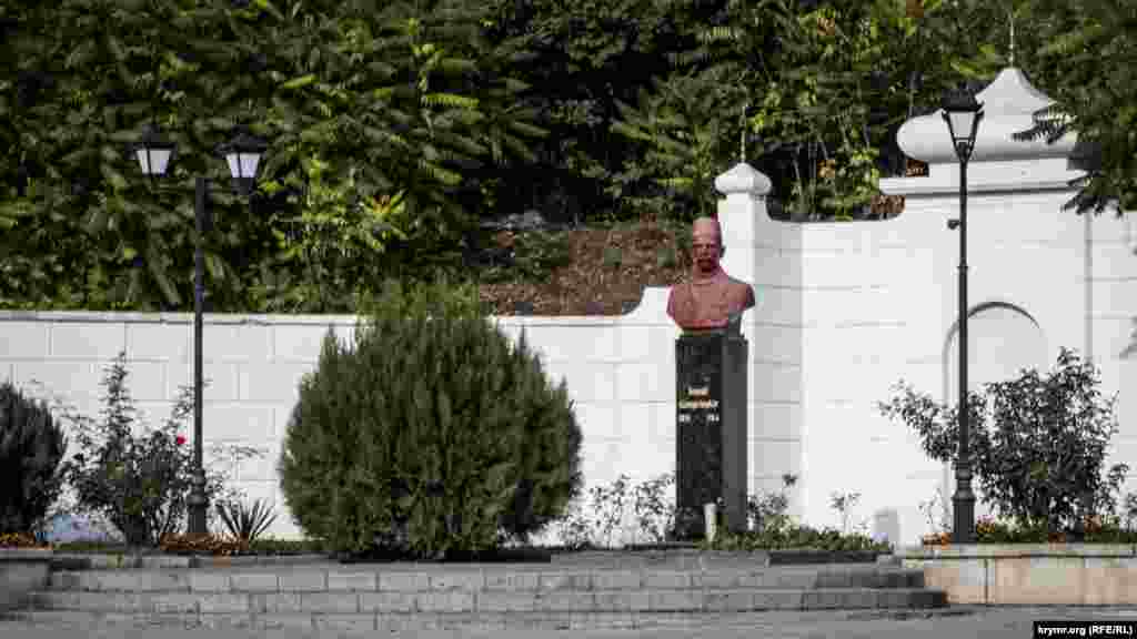 Пам'ятник кримськотатарському просвітителю і політику Ісмаїлу Гаспринському, чиє життя було безпосередньо пов'язане з Бахчисараєм. Після смерті в 1914 році його поховали на території місцевого медресе