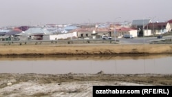 Suwuny ýarysyna golaýy ýere siňýän we bugarýan Garagum kanaly. Bezeg suraty