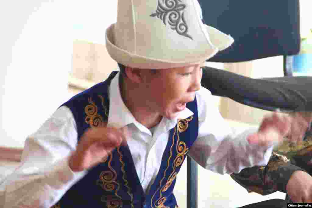 Уюштуруучулар "Манас" айтуунун он сегиз күнгө созулушунун себебин күн менен түн 18-мартта теңелери жана кыргызда эзелтен он сегиз миң аалам деген түшүнүк бар экени менен түшүндүрүүдө.