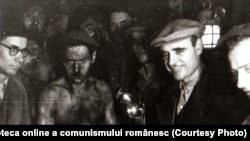 Dej printre mineri. Povestea de dragoste dintre partid și mineri dura de multă vreme. Ceaușescu a reînnoit-o cu sporuri salariale după ce, în 1977, a intrat cu armata peste ei. Fototeca online a comunismului românesc. cota:117/1944