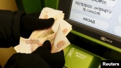 În urma sancțiunilor impuse Rusiei, oamenii au început să stea la cozi imense la bancomate.