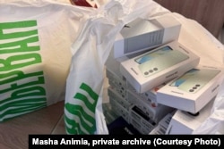 Тэлефоны, якія набылі для вызваленых беларусаў. Фота Машы Аніміі