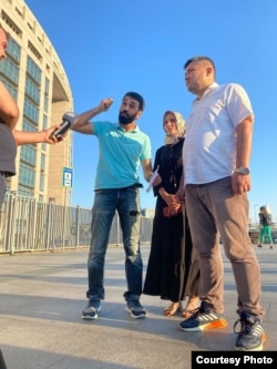 Алишер Сахатов (оңдо) жана башка түркмөн активисттери Түркмөнстандын дипломатиялык өкүлчүлүгүндөгү окуядан кийин түрк журналисттери менен маектешүүдө. Стамбул. 2021-жыл.