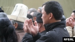 Медета Садыркулова похоронили 12 апреля 2009 года.