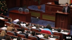 Премиерот Зоран Заев го презентираше текстот за нацрт-амандманите кои денес се на дневен ред пред пратениците