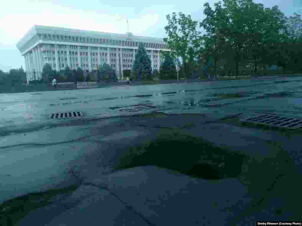 И что говорить про остальное, если даже возле&nbsp;здания Жогорку Кенеша и официальной резиденции президента КР&nbsp;тротуары не в самом лучшем состоянии. Все наверное потому, что наши политики давно не ходят пешком и не замечают происходящего на улицах города.