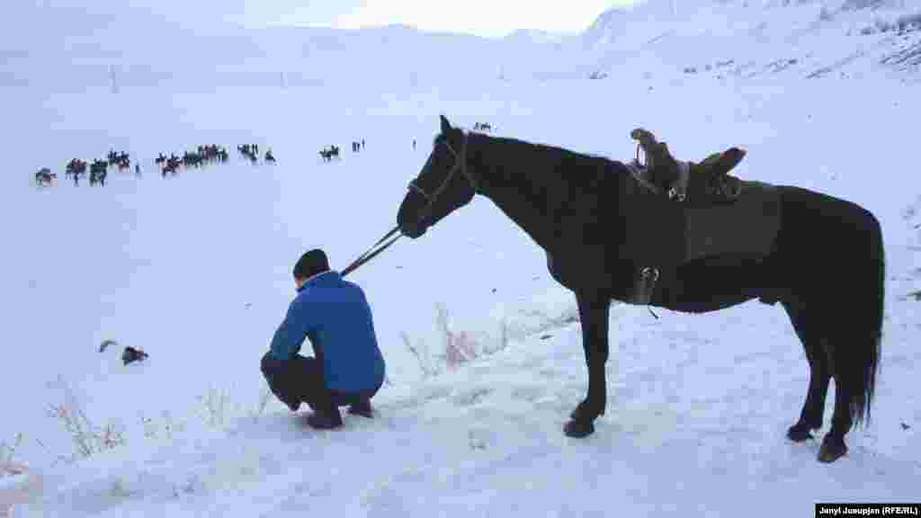 Зритель на козлодрании. Снега было много, но это не остановило остудило пыла игроков.