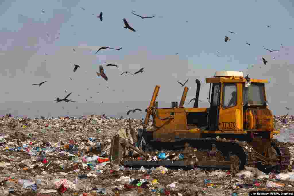 Бульдозер таштандыларды улам өйдөлөтүп турат.