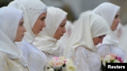 Грозный шаарында турмушка чыгып жаткан кыздар. 