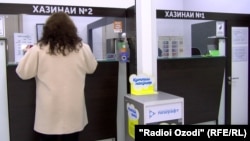 Получательница денежного перевода в одном из банков Душанбе. Архивное фото