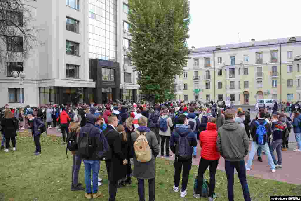 Білоруський державний університет. Студенти зібрались біля входу у двір БДУ