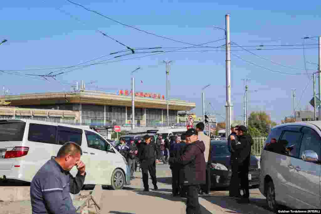 Автобекет жабылганы менен, ага жакын жердеги жол боюнда такси айдаган айдоочулар дагы деле жүргүнчү күтүшүүдө. Атын атагысы келбеген айдоочу бизге буларды айтты:&nbsp; "Сокулук жактагы жаңы бекеттин келдим. Ал жакка киши барбайт экен. Айла жок бул жакка келдим. Кардар таап калсам экен деп үмүттөнүп турам. Эл бул жакка көнгөн да".&nbsp;