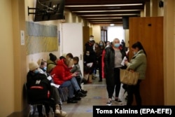 Украинские беженцы в украинском центре поддержки в бывшем здании Рижского технического университета (РТУ). Латвия, Рига, апрель 2022 года