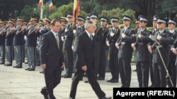 Costin Georgescu (stânga) în perioada în care era șef al SRI. Georgescu spune că intenția de modificare a legilor securității datează încă din anul 2000, de când a fost realizată această fotografie, la un eveniment public unde participa și premierul de atunci, Mugur Isărescu.