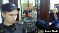 Илмир Имаев (уртада) мәхкәмә бинасында (архив фотосы)