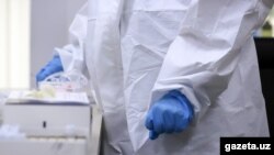 Koronavirus bemorlari bilan ishlayotgan o‘zbekistonlik tibbiyot xodimi, iyul, 2020