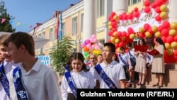 Бишкек шаарындагы мектептердин бириндеги бүтүрүү салтанаты. 