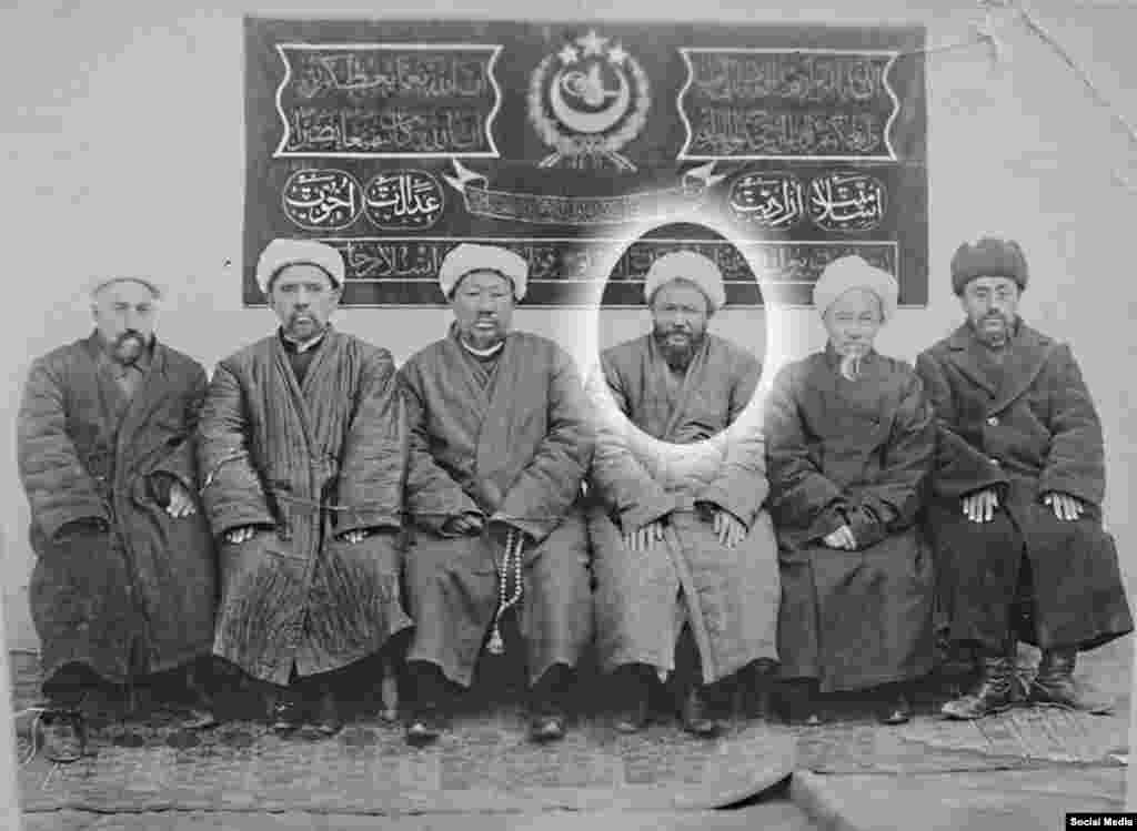 Чыгыш Түркстан Ислам жумуриятынын айрым министрлери (жүзү тегеректелген &ndash; Сабит Дамулла Абдулбакы.