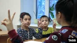 Около 87 процентов детей иностранцев, которые претендовали на обучение в российских школах в новом учебном году, не были зачислены, следует из данных российских властей