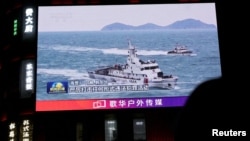 Корабель берегової охорони Китаю на великому екрані в репортажі про маневри Китаю біля Тайваню. 1 квітня 2025 року