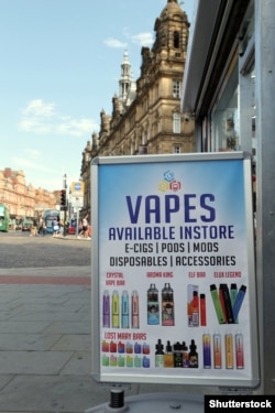 Reklama u Leedsu za jednokratne e-cigarete prije nego što su one bile zabranjene.