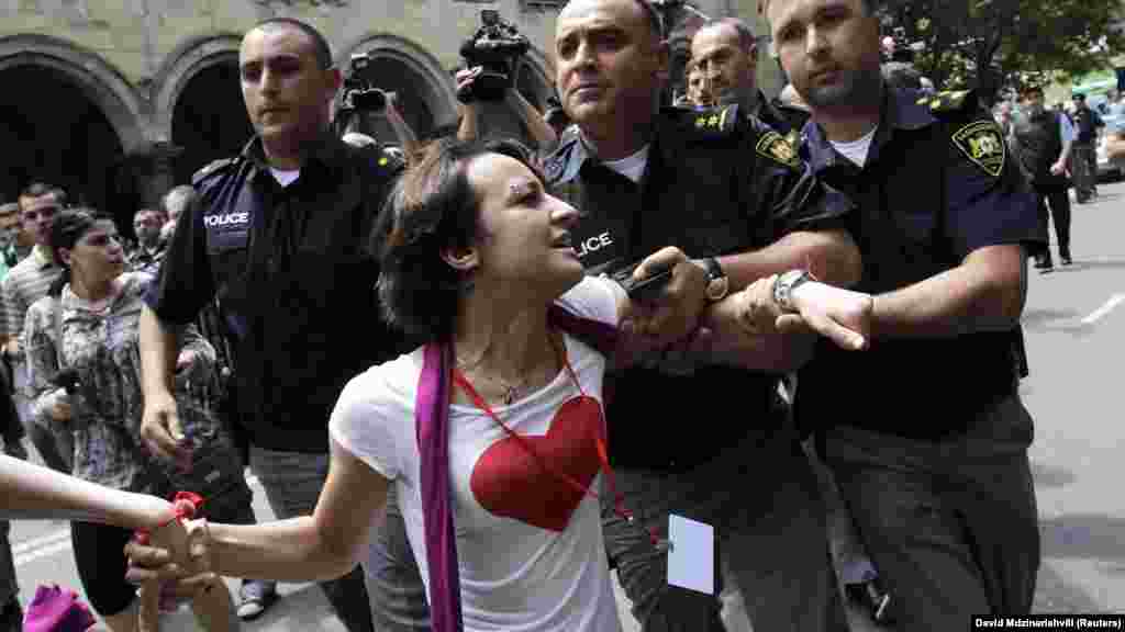 Полицијата уапси активист за геј права по судирите со православните христијани во грузиската престолнина, Тбилиси, на 17 мај 2012 година. Десетици ЛГБТ активисти кои маршираа на улиците за да го одбележат Меѓународниот ден против хомофобијата и трансфобијата, беа запрени од членовите на црквата.