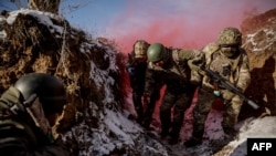 Ushtarët ukrainas të njësisë së mbrojtjes ajrore të Brigadës së 24-të, kryejnë stërvitje në rajonin e sulmuar të Donjeckut, 14 dhjetor.