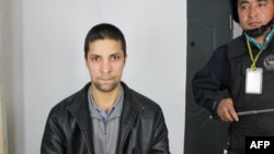 Suratda – “gaýtadan terbiýeleniş lageriniň" tussaglaryndan biri. Hytaýyň polisiýa kompýuterlerinden alnan faýllary derňemegiň çäginde, Kommunizmiň pidalarynyň ýadygärligi gaznasy tarapyndan ýaýradylan surat.