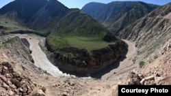 Нарын дарыясынын Камбар-Ата-1 гидроэлектрстанциясы (ГЭС) курула турган тилкеси.
