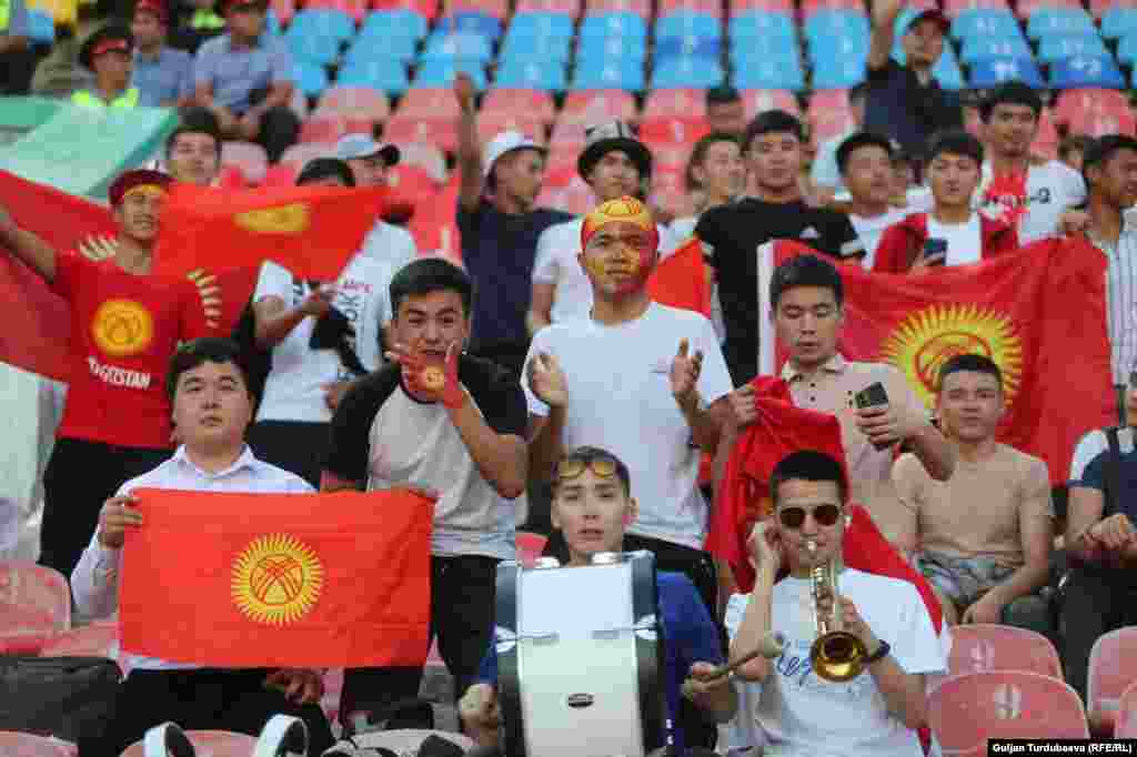 "Ак шумкарларды" сүрөгөн күйөрмандардын тобу.