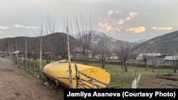 Айылдагы суу топтогон чоң челек.