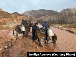 Будалыктык суу ташыган балдар.