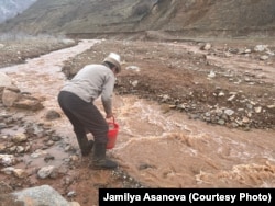 Суу ташуу - айылдыктардын күнүмдүк түйшүгү.