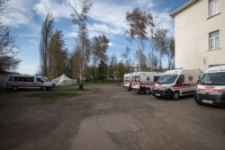 Машини швидкої допомоги біля другого корпусу Калинівсько ЦРЛ