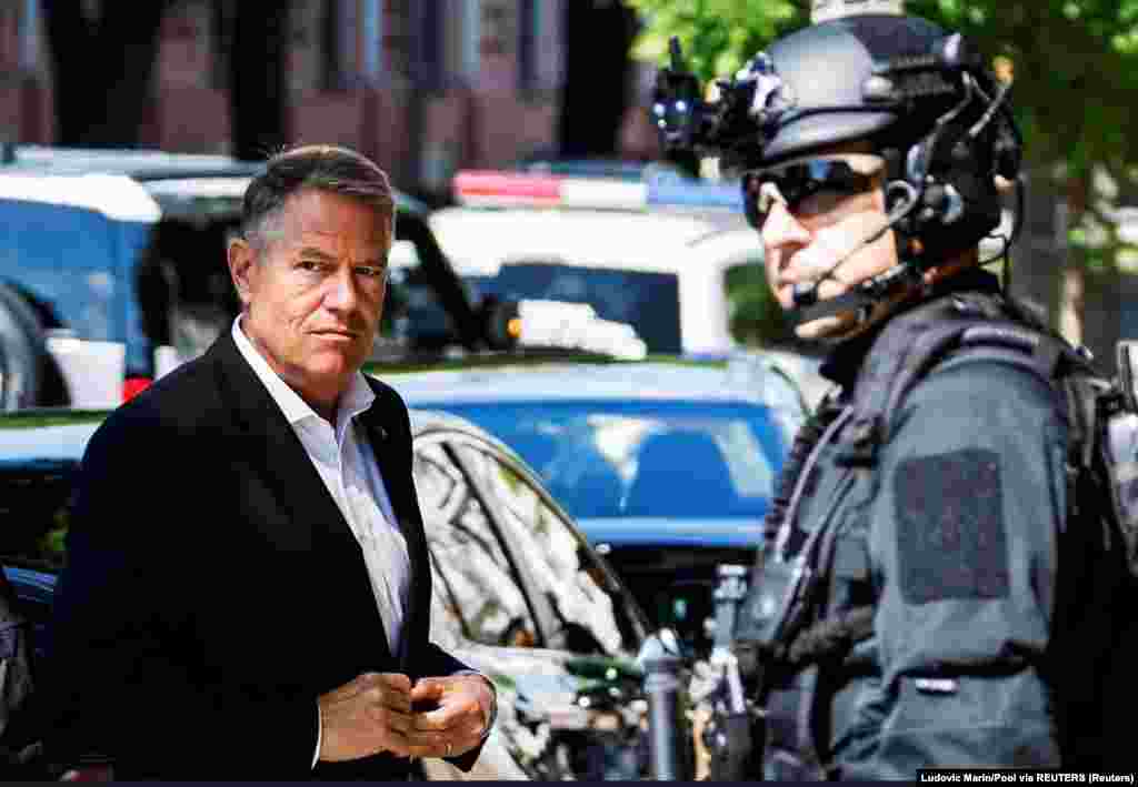 Președintele Klaus Iohannis se întâlnește pentru a doua oară în două zile cu președintele&nbsp; Macron. Cei doi președinți au susținut o conferință de presă comună la baza de la Kolgălniceanu. Președintele român a spus atunci că Ucraina ar trebui să primească statutul de candidat UE repede.&nbsp; &nbsp; 