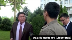 Талантбек Иманов Жогорку Кеңештин алдында "Азаттыктын" кабарчысына комментарий берип жаткан учур. 